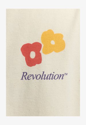 Katoenen stof met twee gestileerde bloemen: een rode bloem met een witte kern en een gele bloem, vergezeld van de tekst "Revolution™" in paars.