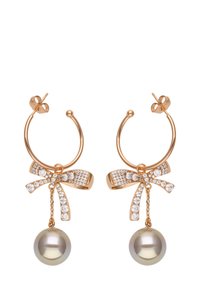 Boucles d'oreilles en or en forme de boucle avec un design de nœud orné de rhinestones clairs et d'une perle grise pendante. Fini métallique lisse et accents brillants.