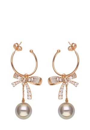 Arany karika fülbevalók, amelyek íjformájú dizájnnal rendelkeznek, tiszta rhinestone-okkal és egy lógó szürke gyönggyel. Simább fémes felület és fényes díszítések jellemzik.