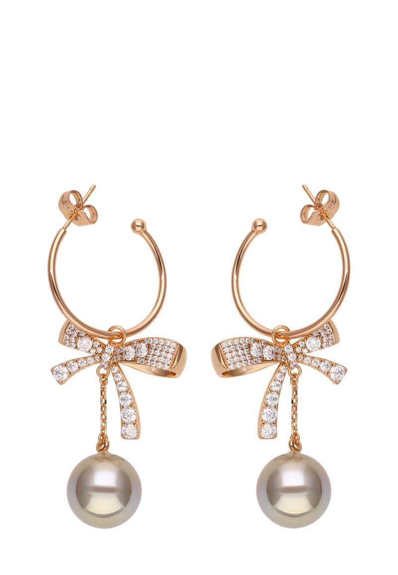 Boucles d'oreilles en or en forme de boucle avec un design de nœud orné de rhinestones clairs et d'une perle grise pendante. Fini métallique lisse et accents brillants.