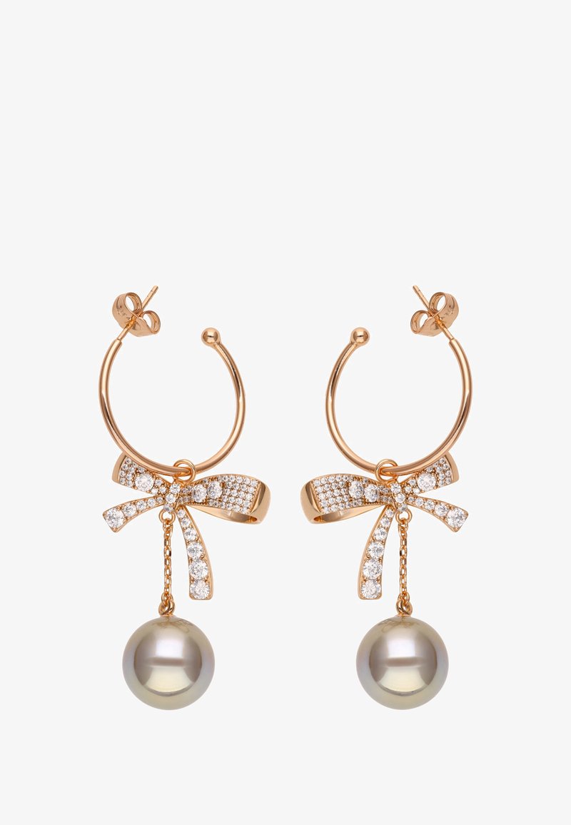 Boucles d'oreilles en or en forme de boucle avec un design de nœud orné de rhinestones clairs et d'une perle grise pendante. Fini métallique lisse et accents brillants.