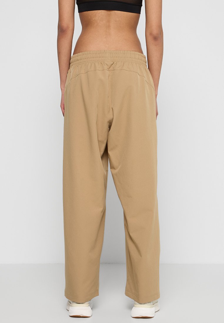 UNSTOPPABLE RELAXED FIT
