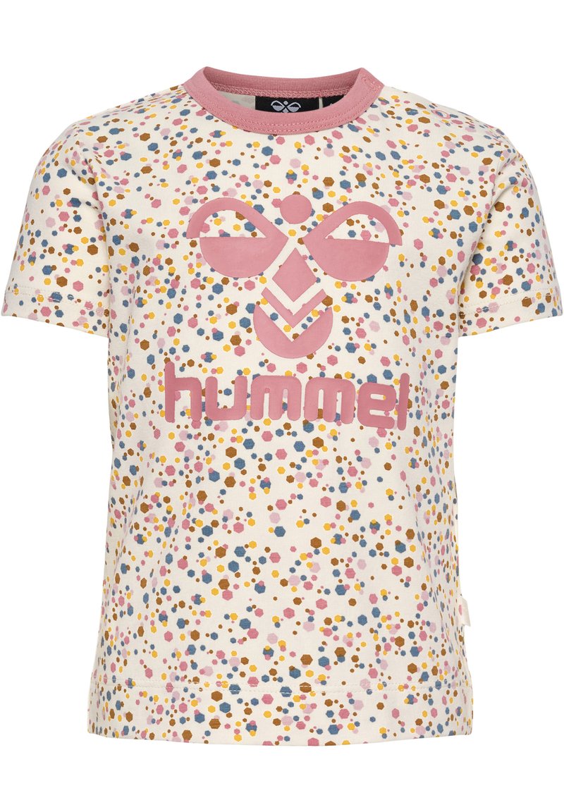 Korte mouwen katoenen t-shirt in crème, met een meerkleurig gespikkeld patroon en een groot roze logo met grafische accenten op de voorkant.