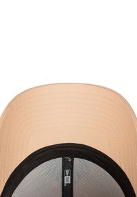 Beige Flachkappe mit schwarzem Innenfutter und sichtbarem Etikett im Inneren der Krone, vor einem weißen Hintergrund.