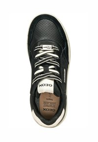 Sneaker en cuir noir avec tige perforée, lacets crème et semelle intérieure rembourrée. Présente le logo Geox sur le côté et un col rembourré pour le confort.