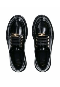 Scarpe in pelle verniciata nera con dettagli in oro, punta rotonda e lacci testurizzati. Finitura liscia e suola flessibile.