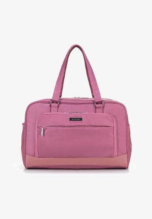 Borsa da viaggio rosa con manici superiori doppi, caratterizzata da un tessuto texturizzato, una tasca frontale con zip e un'accentsmooth lungo la base.