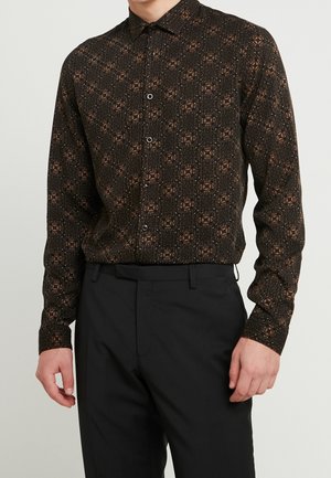 Camisa negra de botones con un patrón floral en marrón y naranja, hecha de una tela ligera, con un cuello estándar y mangas largas.