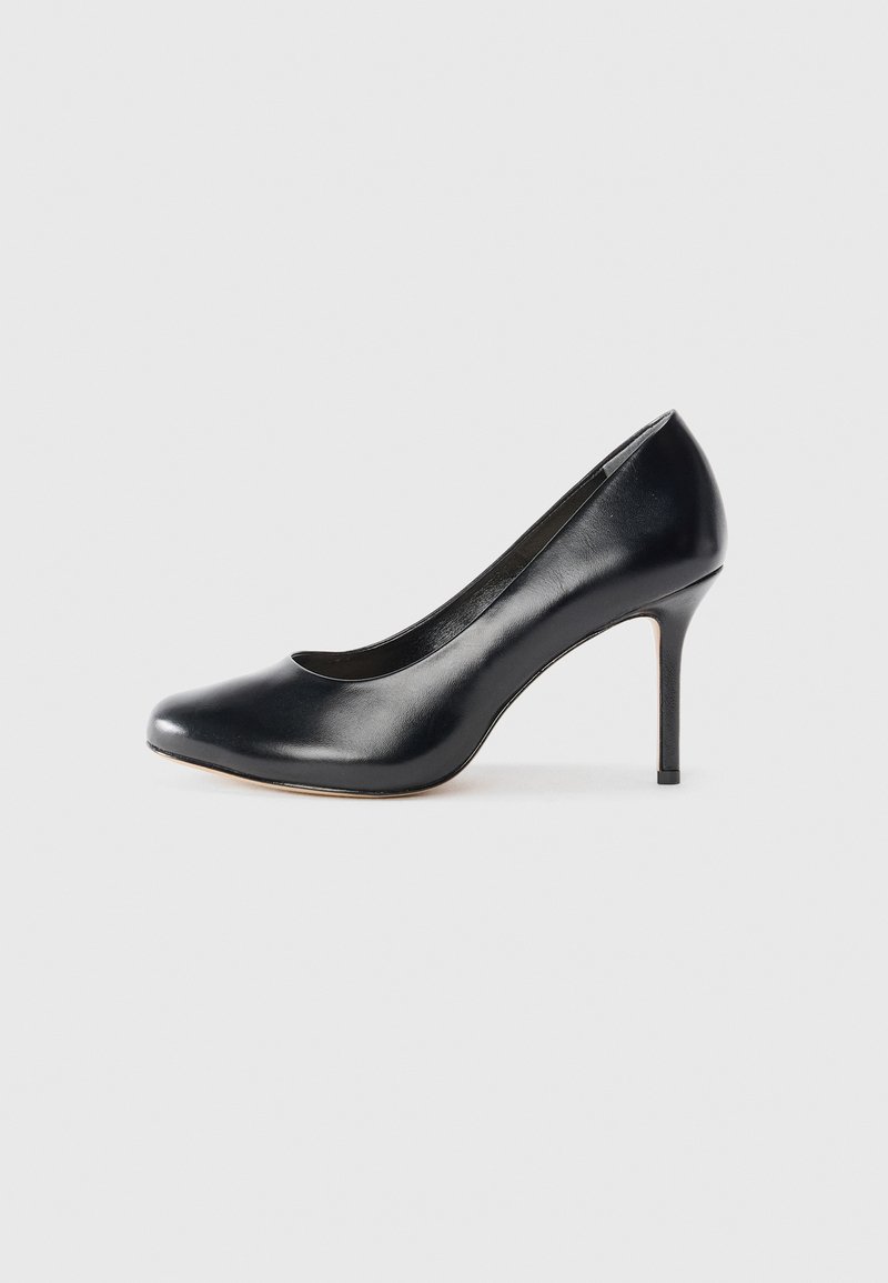 Sorte læder høje hæle med en glat finish, rund tå og en slank stilettohæl. Minimalistisk design og strømlinet silhuet.