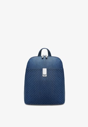 Marineblauer Leder-Rucksack mit strukturierter Oberfläche, rechteckiger Form, Tragegriff oben und silbernen Metallakzenten.