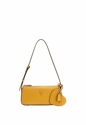 Borsa a tracolla in pelle gialla con tracolla regolabile, patch logo triangolare e portachiavi a forma di cuore con un piccolo lucchetto.