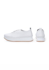 Weiße Sneaker aus glattem Leder-Obermaterial, mit runder Zehenpartie, gestickten Details und einer Gummisohle. Verfügt über Schnürsenkel und eine Lasche an der Rückseite für einfaches An- und Ausziehen.