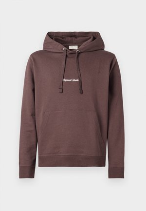 Brązowy polarowy hoodie z przednią kieszenią typu kangur, regulowanym kapturem ze sznurkiem oraz haftowanym napisem na klatce piersiowej. Materiał z mieszanki bawełny.