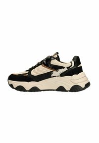 Des baskets chunky avec un schéma de couleurs noir et crème, présentant des matériaux en maille et en cuir, une semelle épaisse et des accents texturés distinctifs.