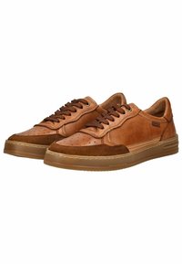 Sneakers in pelle e suede marroni con punta perforata, lacci rotondi e suola in gomma. Design semplice con materiali a contrasto.