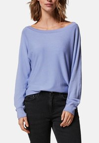 Pull ample bleu clair avec un décolleté épaules dénudées, manches longues et poignets côtelés. Texture douce et design décontracté.