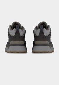 Αθλητικά παπούτσια με μαύρο και γκρι επάνω μέρος, που διαθέτουν επένδυση στο κολάρο, υφασμάτινες λεπτομέρειες και χοντρή γκρι σόλα με λαστιχένια επίστρωση.