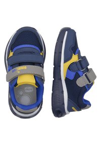 Sneaker per bambini blu navy con tomaia in mesh, accenti grigi e gialli, doppie chiusure in Velcro e suola in gomma testurizzata per maggiore aderenza.
