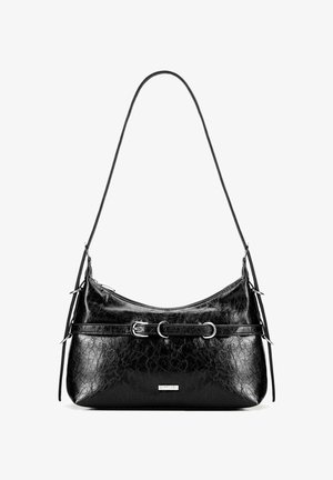 Czarna skórzana torba na ramię o gładkiej fakturze, z metalowymi elementami w kolorze srebra, zamkiem błyskawicznym oraz dekoracyjnym paskiem z metalowymi ringami.