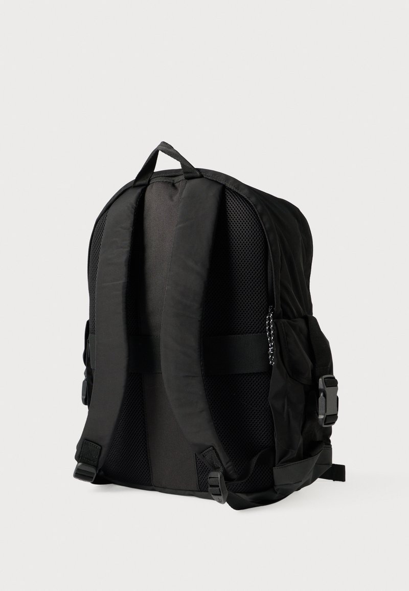 Mochila negra con material acolchado y de malla en las correas, múltiples compartimentos, hebillas ajustables y un acabado texturizado.