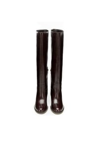Bordowe, lakierowane kozaki sięgające do kolan, o zaokrąglonym nosku, gładkiej fakturze i subtelnym przeszyciu wzdłuż boków.