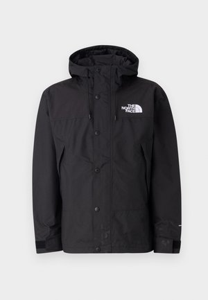 Casaco impermeável preto com capuz, apresentando um fecho com zíper, botões e logótipo da marca no peito. Tem punhos ajustáveis e uma textura suave.