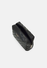 Borsa cosmetica nera con motivi in rilievo, forma rettangolare, chiusura con zip, dettagli in oro. Testurizzata, realizzata in materiale sintetico.