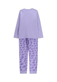 Fioletowa bluzka z długim rękawem i okrągłym dekoltem oraz spodnie piżamowe w wzór z lawendowym lampartem; obie wykonane z miękkiej tkaniny.
