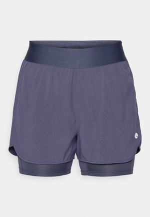 Pantalones cortos deportivos ligeros de color púrpura oscuro con una amplia cinturilla elástica, forro interior y aberturas laterales para facilitar el movimiento. Presenta un logo sutil.
