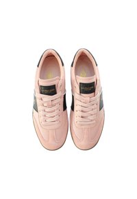 Růžové tenisky s černými akcenty, šněrovací design, texturované boční strany a zlaté logo na jazyku. Gumičková podrážka pro lepší přilnavost.