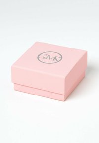 Scatola regalo rosa con finitura opaca liscia, caratterizzata da un logo circolare grigio sopra. La scatola ha un coperchio a ribalta e bordi netti.