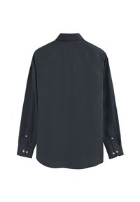 Camicia grigia scura a maniche lunghe con colletto, caratterizzata da una texture liscia e un orlo arrotondato. Due bottoni decorativi su ciascun polsino.