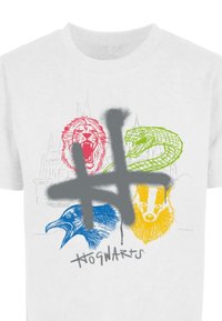 Valkoinen t-paita, jossa on värikkäitä eläin grafiikoita punaisena, sinisenä, vihreänä ja keltaisena, harmaan hashtag-peitteen kanssa ja "Hogwarts"-teksti alaosassa.