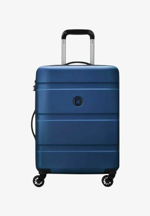 Valigia rigida blu con manico telescopico, quattro ruote girevoli e un logo circolare posizionato al centro sulla parte anteriore.