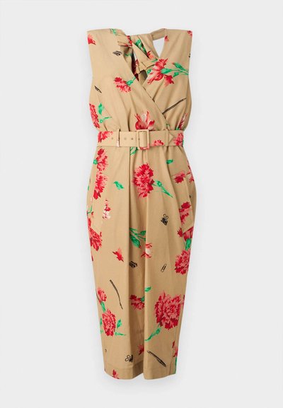 Rochie tip wrap de culoare tan, cu imprimeu floral roșu și frunze verzi, având o talie cu curea, design fără mâneci și margine la genunchi.