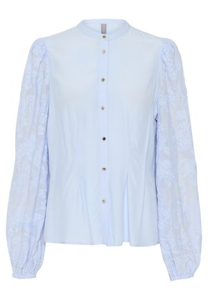 Šviesiai mėlynas bliusonas su mygtukais priekyje, klostuota struktūra ir ilgomis pūstomis rankovėmis, papuoštomis išsiuvinėtomis gėlių detalėmis. Lygi audinio tekstūra.