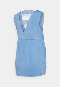Vestido sem mangas azul claro com decote em V e detalhe em renda nas costas. Tecido suave, cintura franzida e textura lisa.