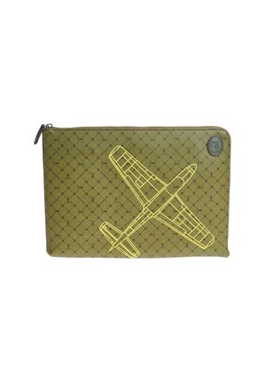 Olijfgroene laptophoes met een gele vliegtuigprint. Gemaakt van een gestructureerd materiaal met een ritssluiting en een gegraveerd logo detail.
