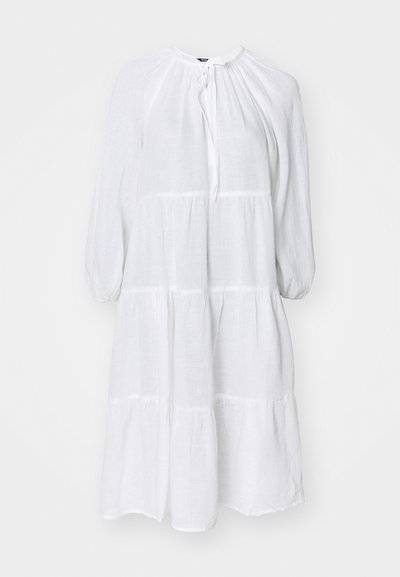 Λευκό, μίνι φόρεμα από ελαφρύ ύφασμα με στρογγυλή λαιμόκοψη, μαζεμένα μανίκια και tiered σχέδιο με οριζόντιες ραφές.