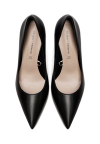 Scarpe nere in pelle con tacco alto e design a punta. All'interno presentano una soletta beige etichettata "Queen Helena, Vera Pelle."