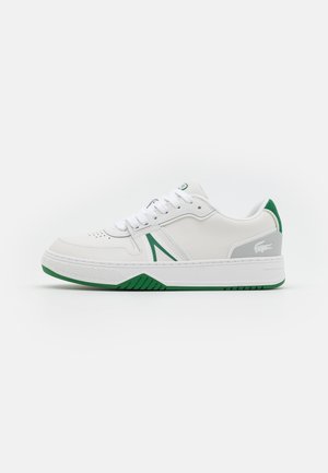 Białe sneakersy z zielonymi akcentami, wykonane ze skóry. Posiadają teksturowaną podeszwę, perforacje dla wentylacji oraz logo na pięcie.