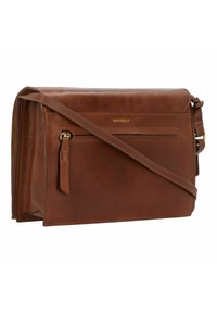 Borsa a tracolla in pelle marrone con una consistenza liscia, dotata di una tasca con zip, dettagli cuciti e una tracolla regolabile. Dettaglio del logo in oro.
