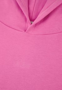 Felpa rosa con una morbida texture, un profondo scollo e un ricamo "Oh April" sul fronte. Include un cappuccio spazioso.