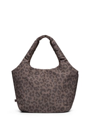 Sac fourre-tout marron avec un motif léopard foncé et des poignées rembourrées, fait en tissu doux.