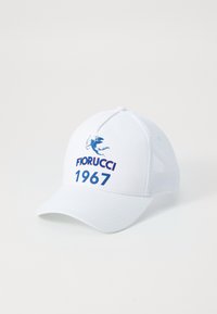 Fehér baseball sapka hálós oldalakkal, kék "Fiorucci" felirattal és logóval, alatta "1967" felirattal. Simább textúra, lekerekített csúccsal.