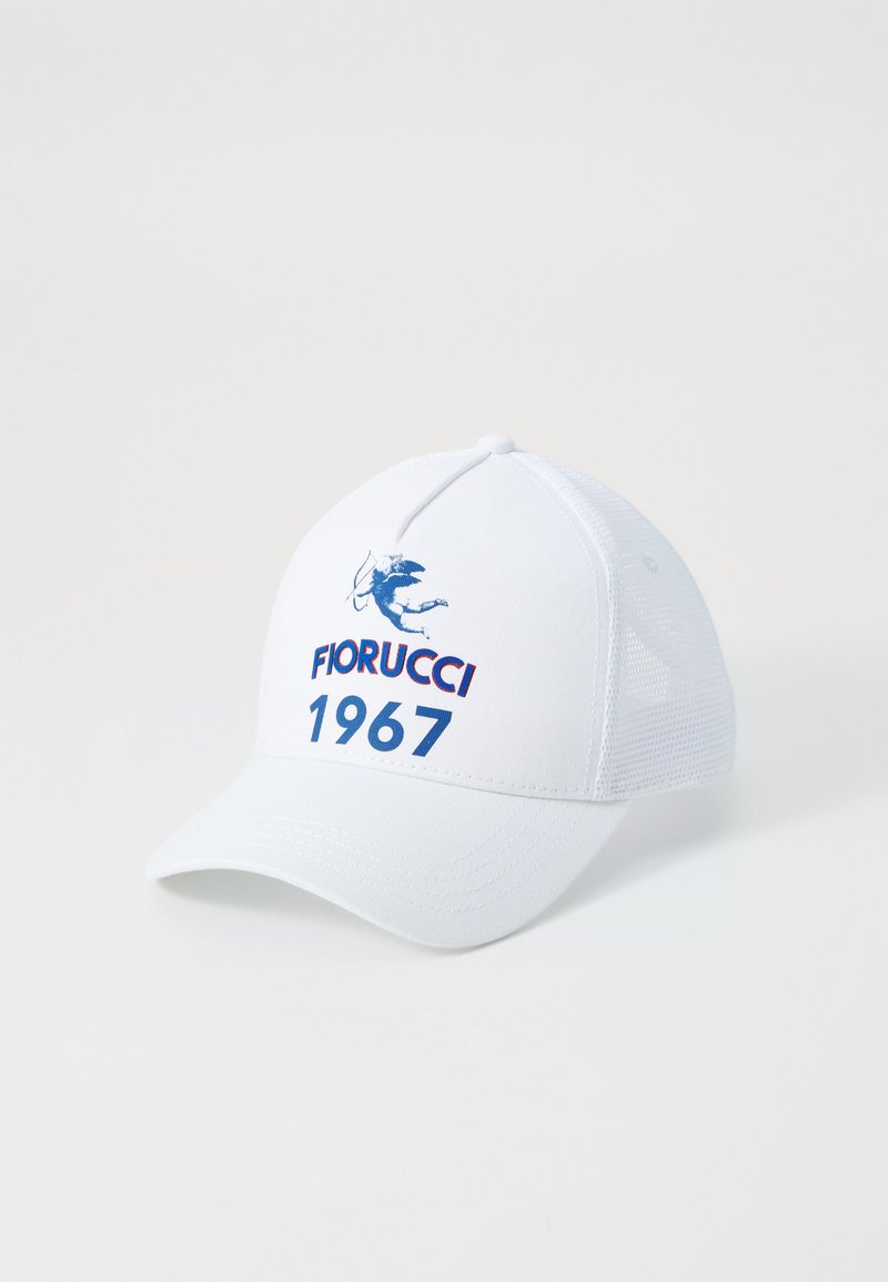Fehér baseball sapka hálós oldalakkal, kék "Fiorucci" felirattal és logóval, alatta "1967" felirattal. Simább textúra, lekerekített csúccsal.
