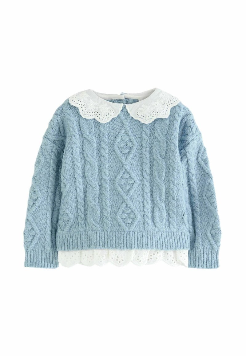 Pull tricoté bleu clair avec motifs torsadés, col en dentelle blanche festonnée et bordure en dentelle assortie à l’ourlet.