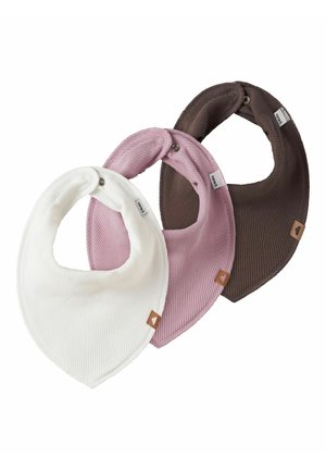 Tri papreni hvataljci u bijeloj, roza i smeđoj boji, svaki s rebrastom teksturom, šiljastim oblikom i dugmadi na kopčanje. Mali smeđi oznake na svakom.