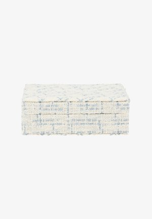 Pochette rectangulaire en tissu tissé avec un motif quadrillé texturé crème et bleu clair et une fermeture à rabat.