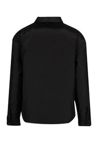 Fekete ing hosszú ujjal, szabványos gallérral és gombos mandzsettával; sima, könnyű anyagból készült, enyhén gyűrött textúrával.